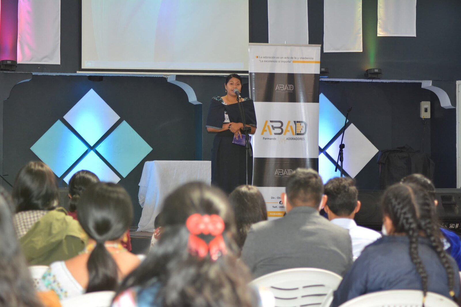 La profesora Aby Allaica enseñando en ABAD